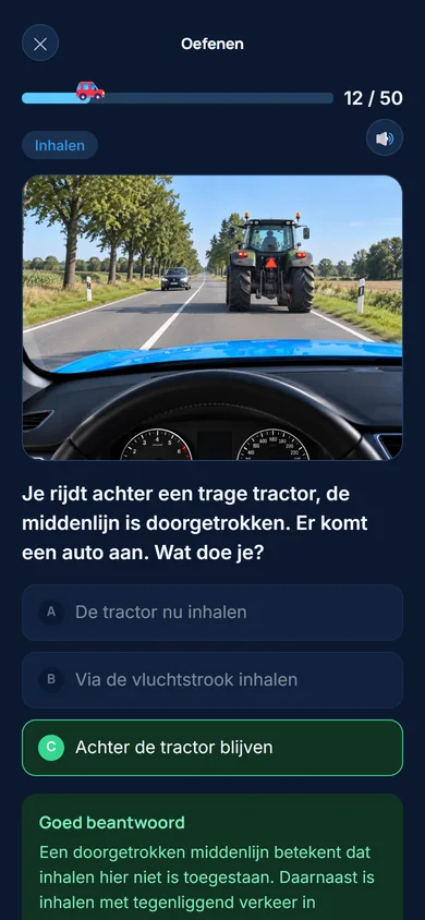 Oefenvraag over inhalen achter een tractor, met het goede antwoord en uitleg